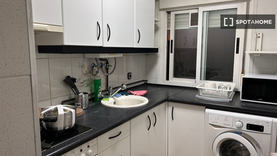 Double room Madrid, 5 beds, 95m² — photo 1