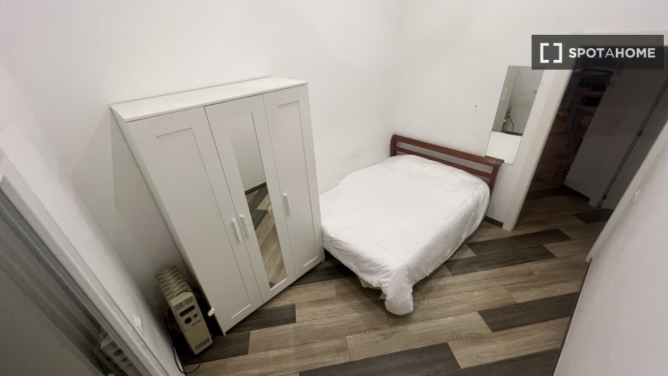 Double room Barcelona, 3 beds, 80m² — photo 7