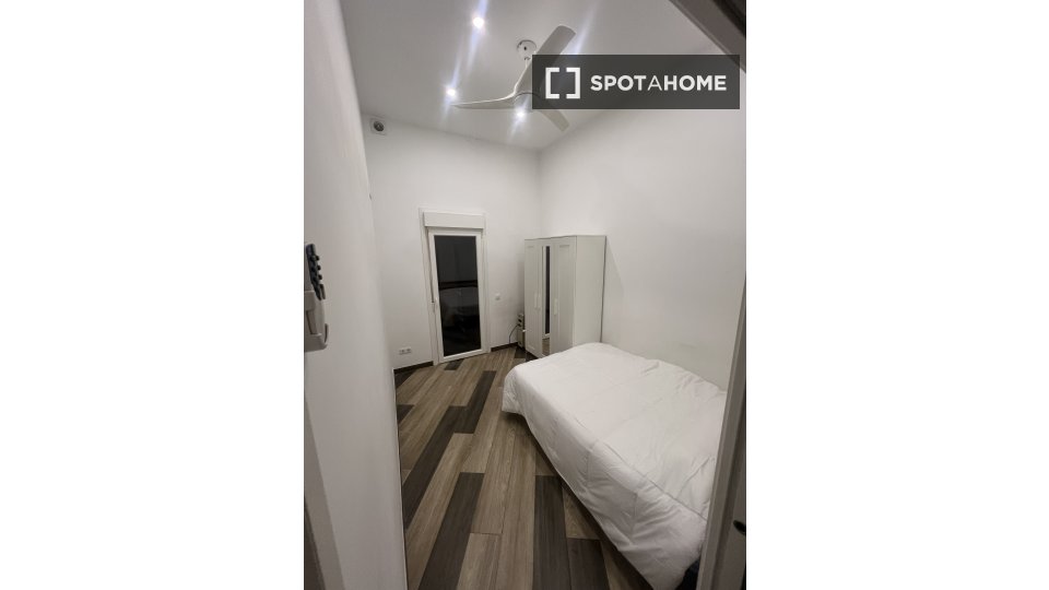 Double room Barcelona, 3 beds, 80m² — photo 1