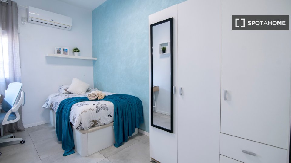 Double room Valencia, 3 beds, 65m² — photo 20