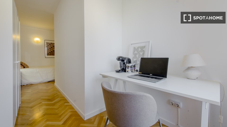 Double room Madrid, 6 beds, 150m² — photo 3