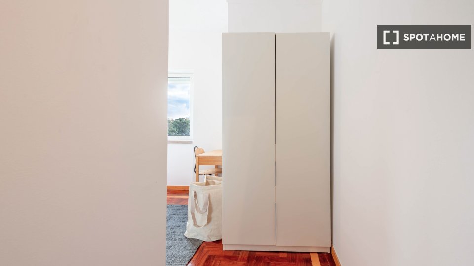 Double room Lisbon, 3 beds — photo 18