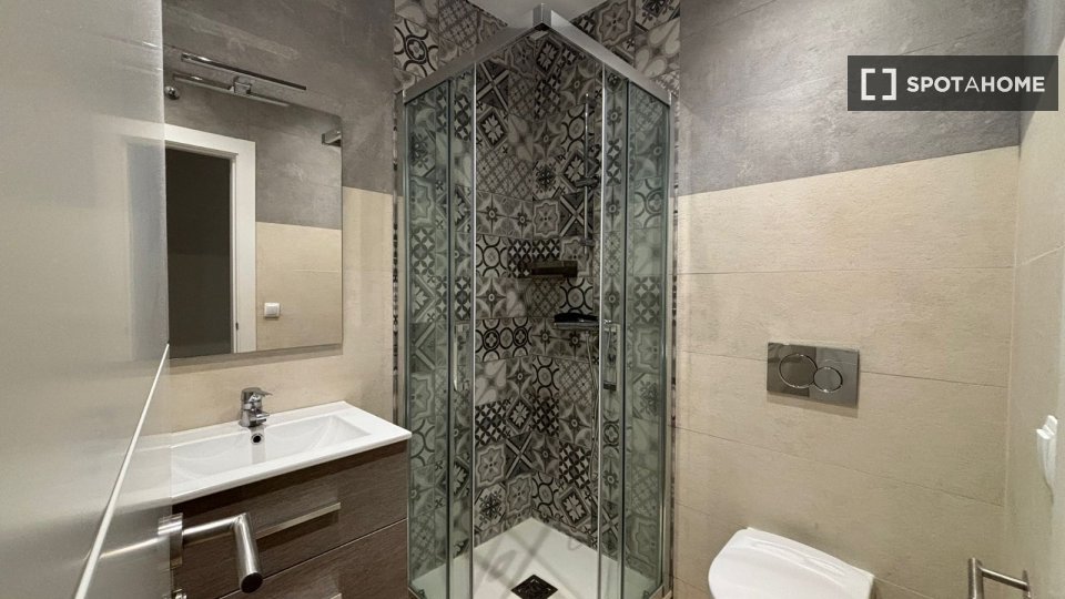 Double room Madrid, 7 beds, 180m² — photo 12