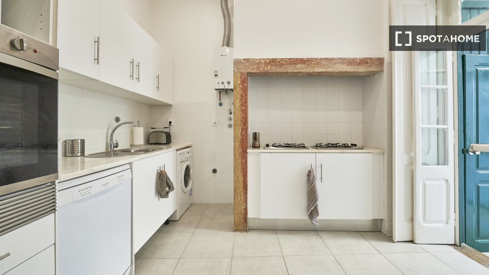 Double room Lisbon, 7 beds, 110m² — photo 24
