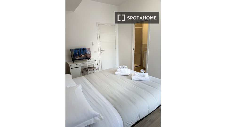 Double room Rome, 3 beds, 90m² — photo 10