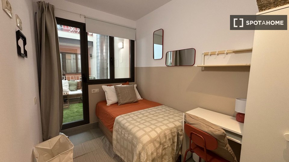 Double room Barcelona, 4 beds, 90m² — photo 15
