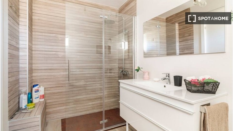 Double room Madrid, 3 beds, 85m² — photo 2