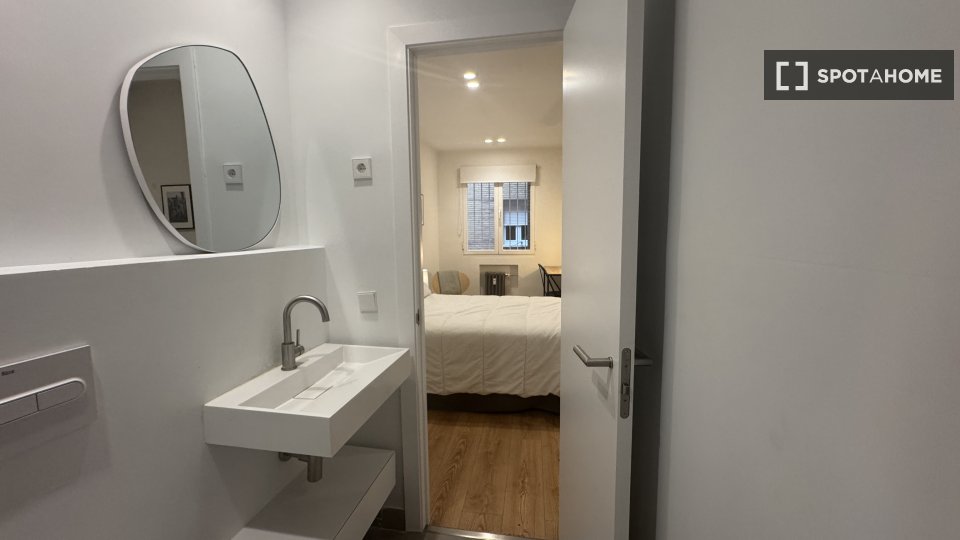 Double room Madrid, 6 beds, 200m² — photo 10