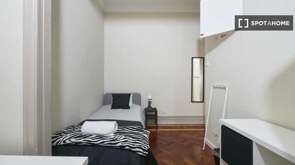 Double room Lisbon, 9 beds — photo 23