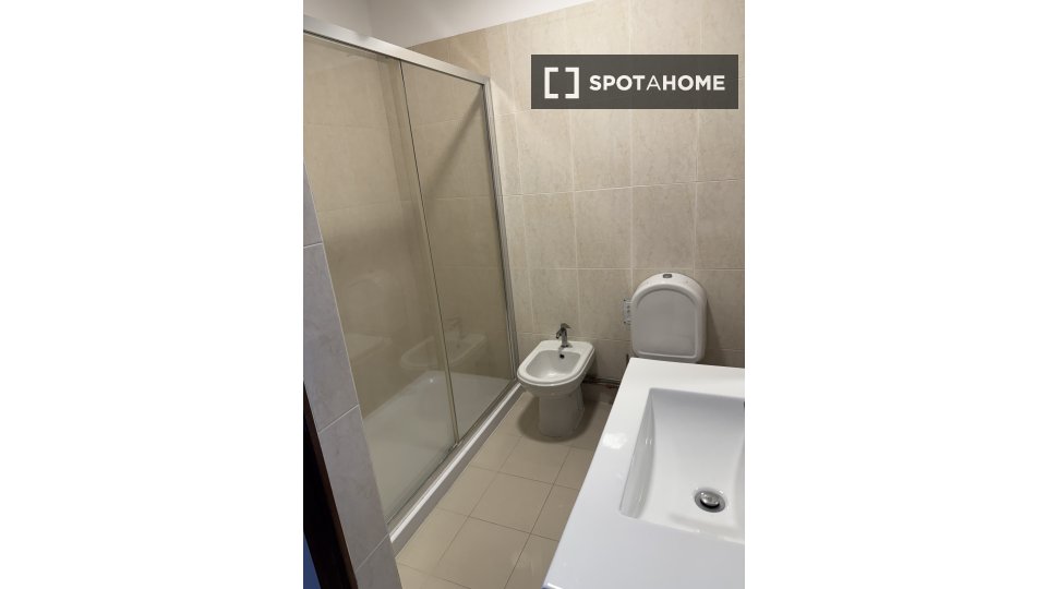 Double room Lisbon, 4 beds, 124m² — photo 14