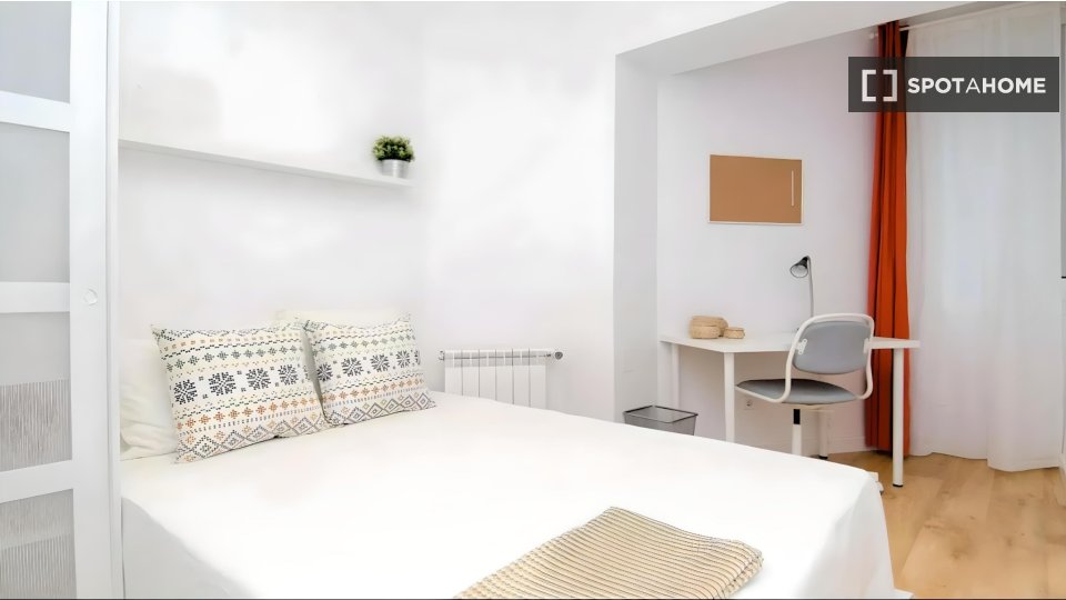 Double room Madrid, 6 beds — photo 48