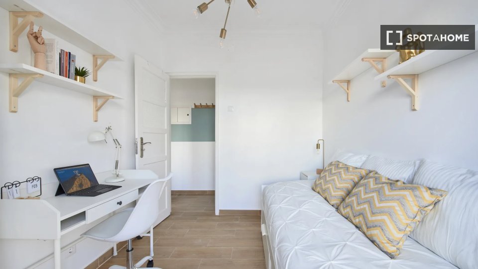 Double room Lisbon, 4 beds — photo 12