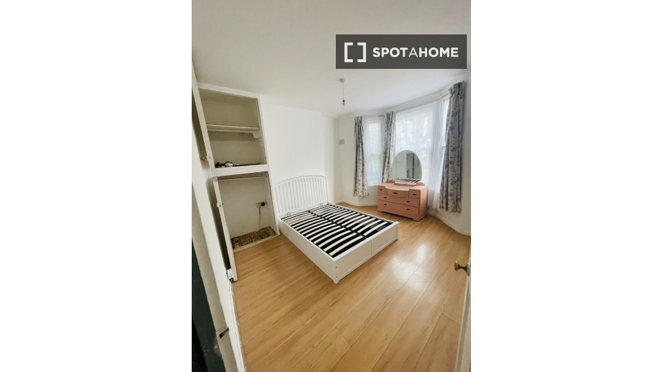 Double room London, 2 beds — photo 4