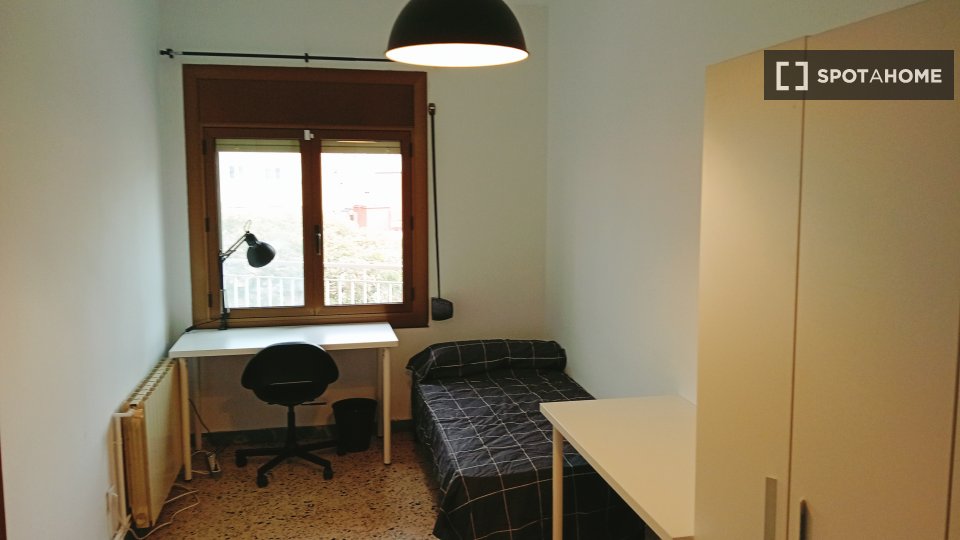 Double room Barcelona, 3 beds, 83m² — photo 5