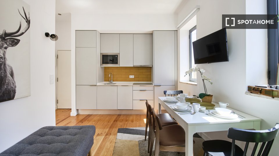 Apartment Lisbon, 2 beds, 45m² — photo 3