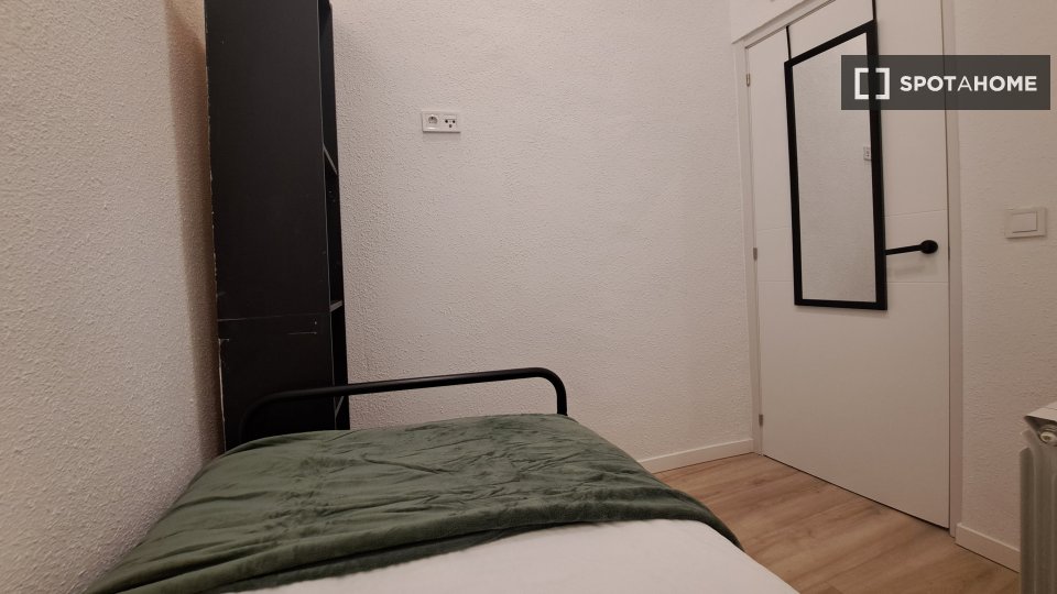 Double room Madrid, 12 beds, 185m² — photo 3