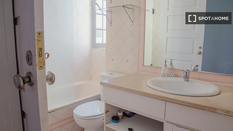 Double room Lisbon, 4 beds — photo 18