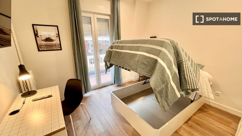 Double room Madrid, 5 beds, 110m² — photo 10