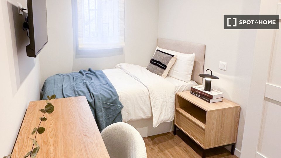 Double room Madrid, 5 beds, 100m² — photo 2