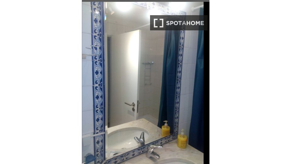 Double room Lisbon, 3 beds, 65m² — photo 2