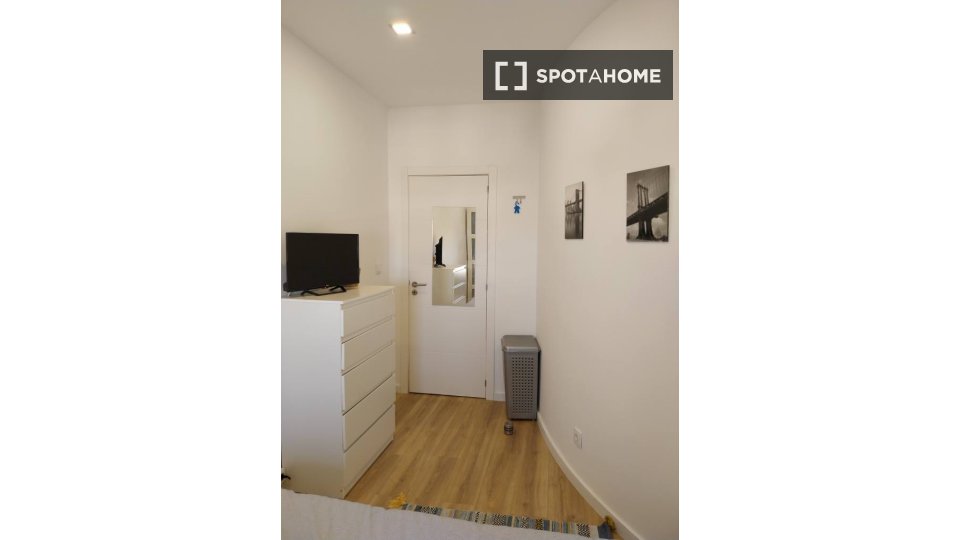 Double room Lisbon, 5 beds — photo 11