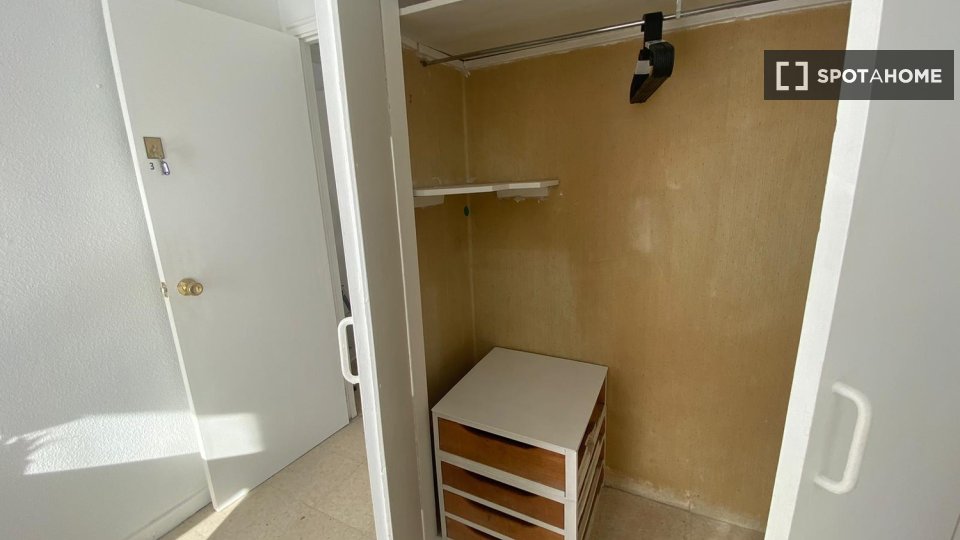 Double room Madrid, 5 beds — photo 3