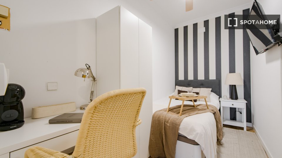 Double room Madrid, 11 beds, 250m² — photo 38