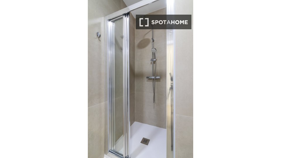 Camera in un appartamento condiviso con 5 camere da letto, Mont-Olivet, Valencia. - a Valencia