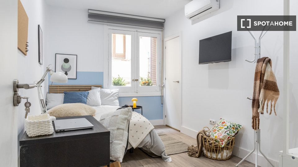 Double room Madrid, 9 beds, 210m² — photo 2