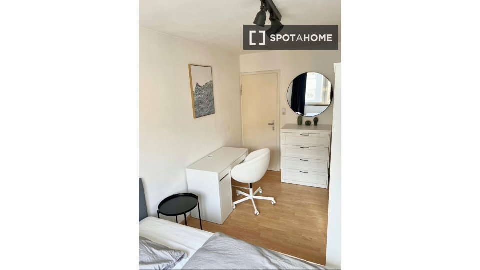 Double room Stuttgart, 3 beds, 80m² — photo 8