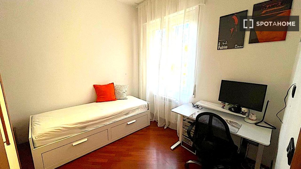 Double room Genoa, 3 beds, 93m² — photo 19