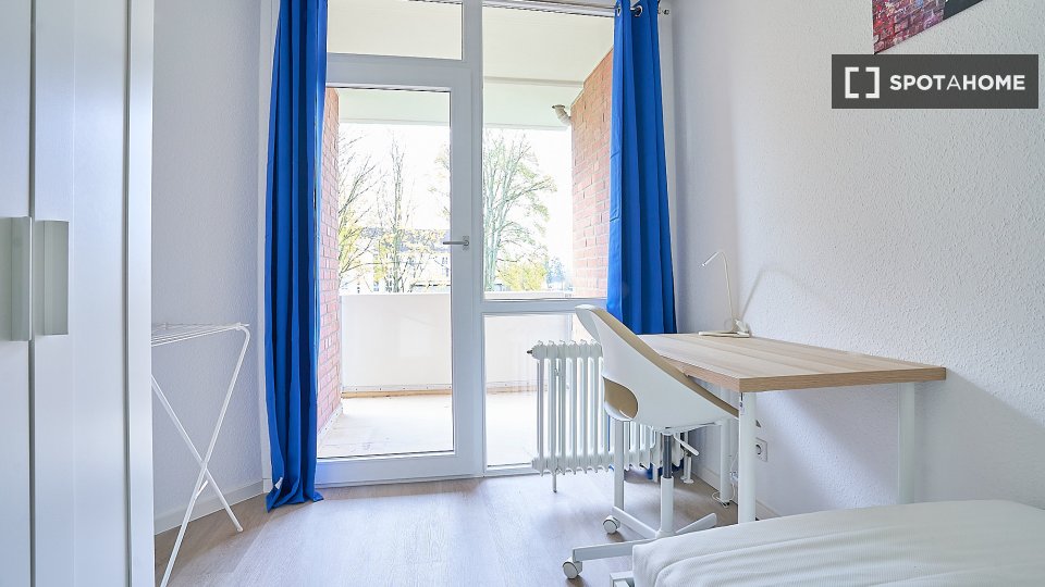 Double room Dusseldorf, 3 beds, 61m² — photo 9