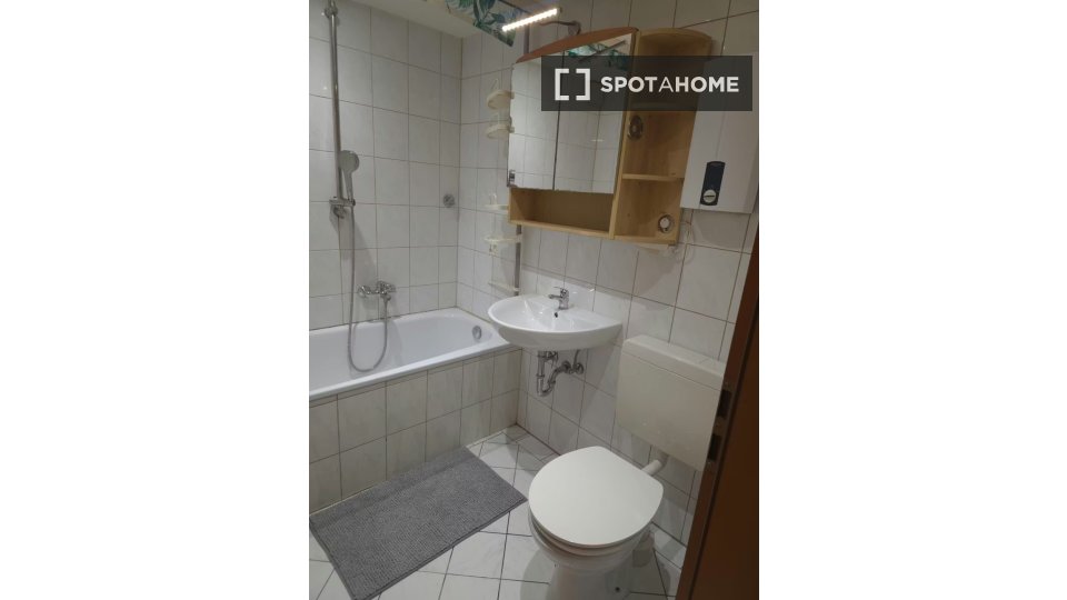 Double room Dusseldorf, 3 beds, 80m² — photo 4