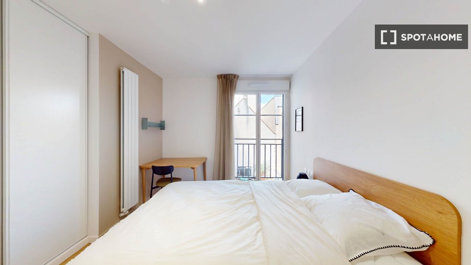 Camera in affitto in un appartamento condiviso con 9 camere da letto a Gare - en París