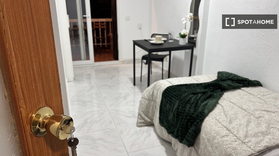 Double room Madrid, 5 beds, 20m² — photo 3