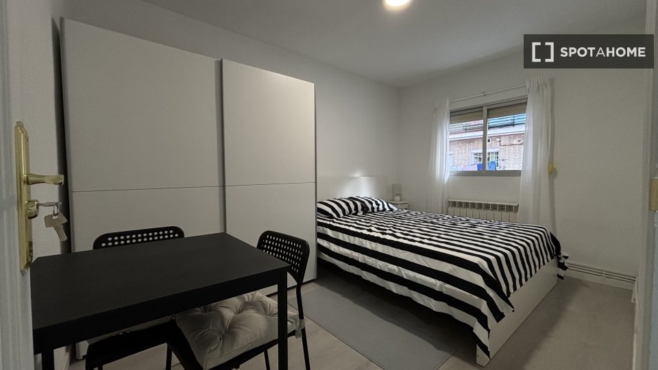 Double room Madrid, 3 beds — photo 1