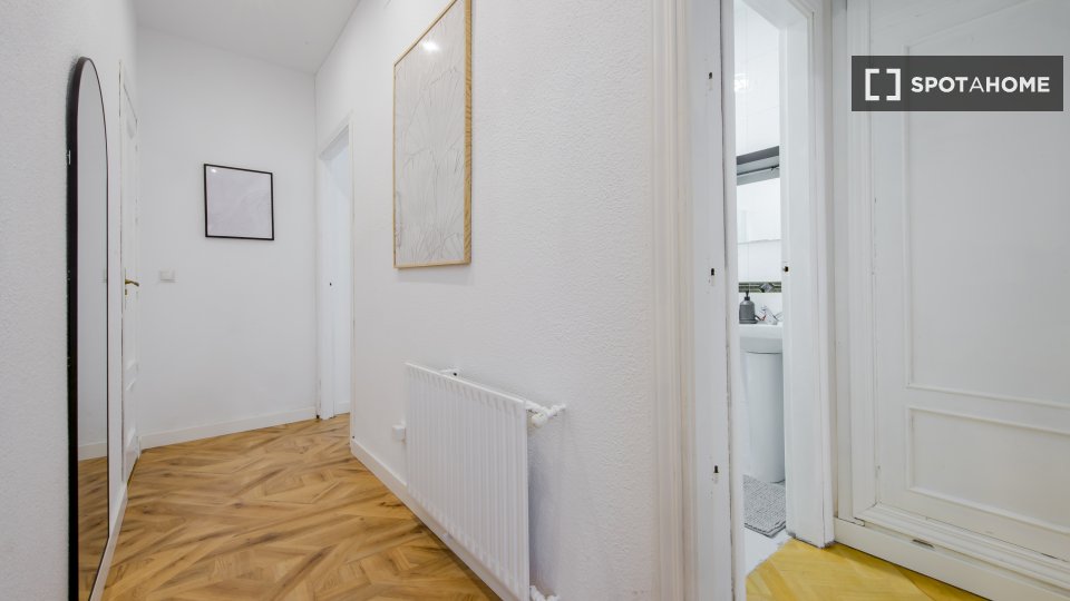 Double room Madrid, 5 beds, 130m² — photo 4