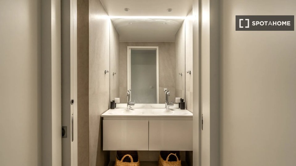 Apartment Lisbon, 2 beds, 136m² — photo 7