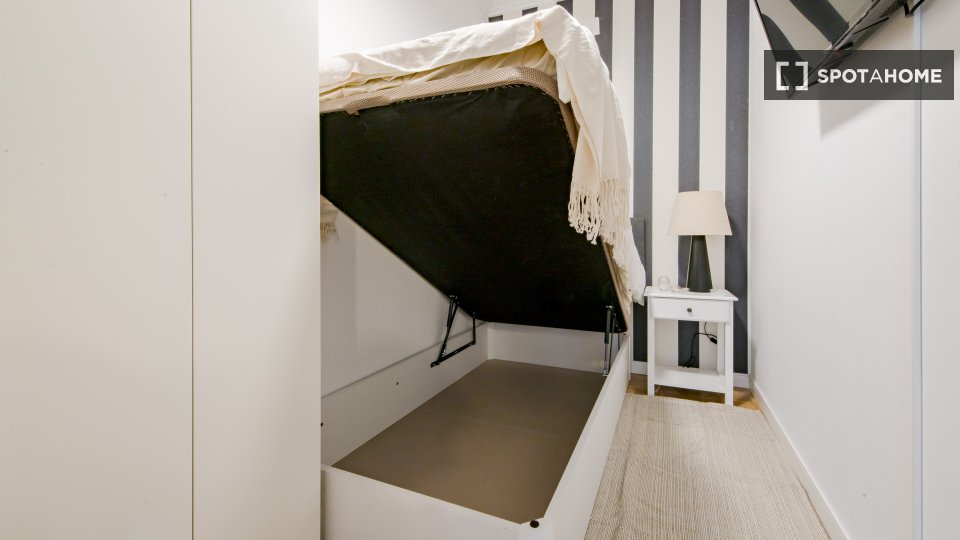Double room Madrid, 11 beds, 250m² — photo 9