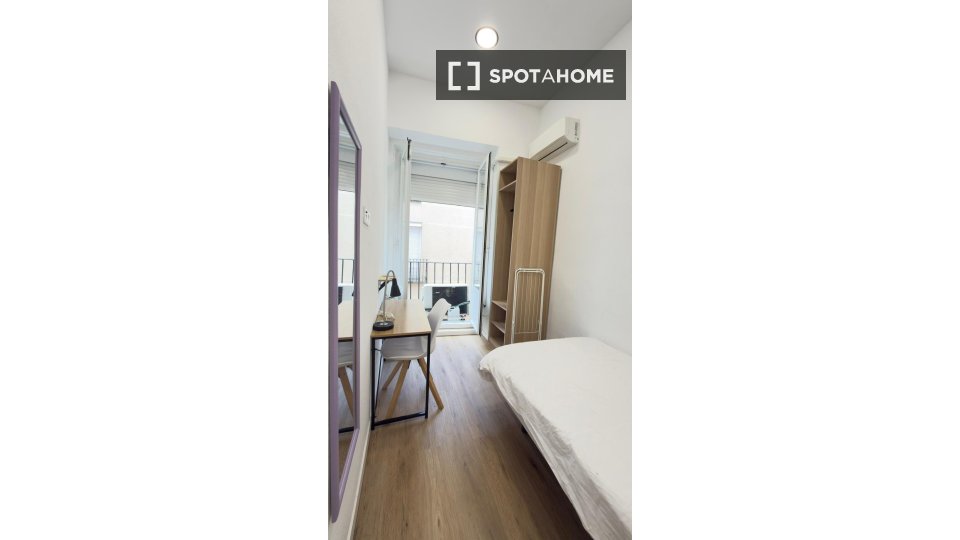 Habitación en piso compartido de 12 camas en alquiler, Universidad, Madrid