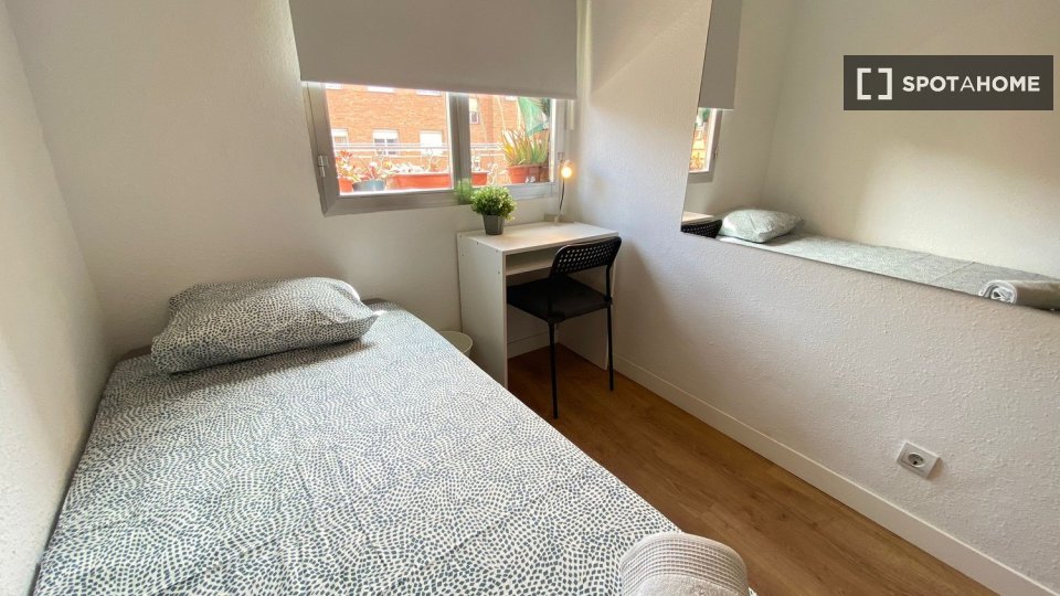 Se alquila habitación en piso compartido, Numancia, Madrid.