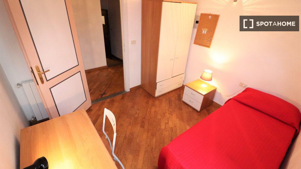 Stanza in appartamento con 6 camere da letto in affitto a Duomo-San Giovanni. - en Florencia