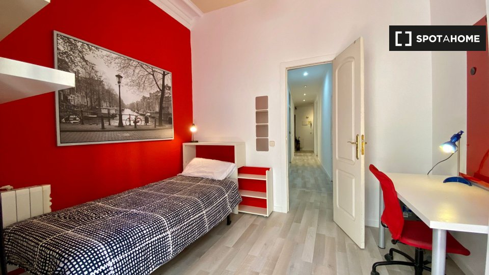 Double room Madrid, 7 beds, 120m² — photo 2