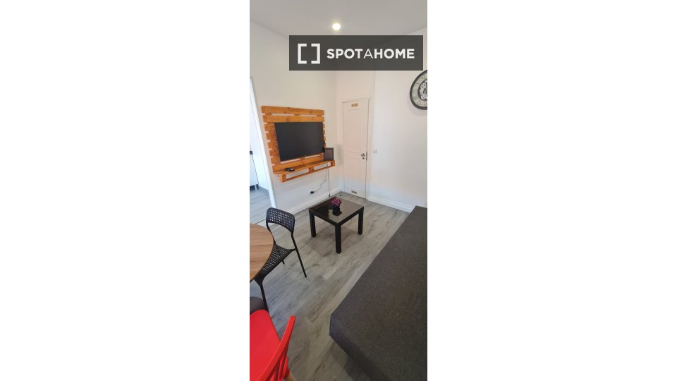 Apartment Lisbon, 2 beds, 50m² — photo 3