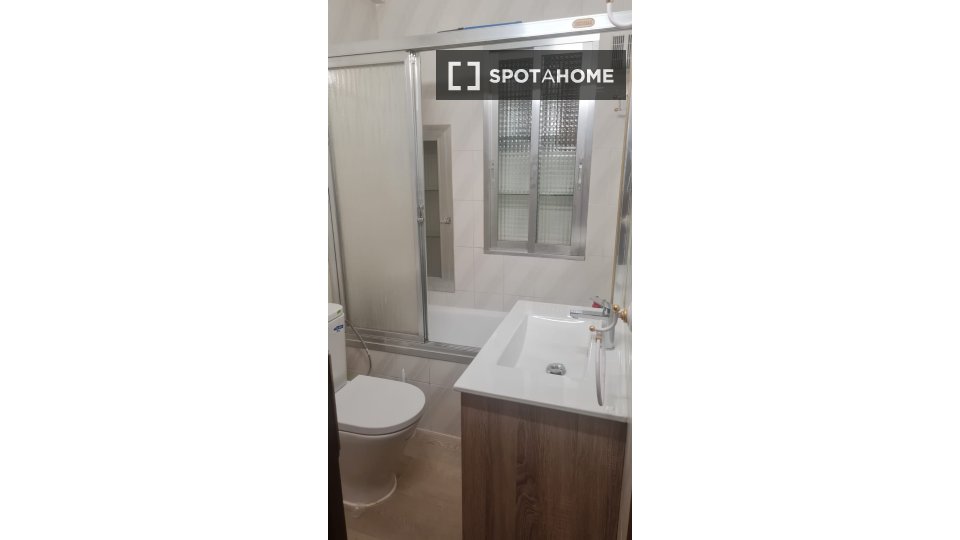 Double room Madrid, 4 beds — photo 8