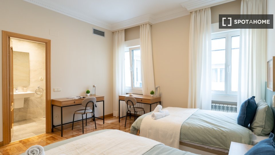 Double room Madrid, 5 beds — photo 2