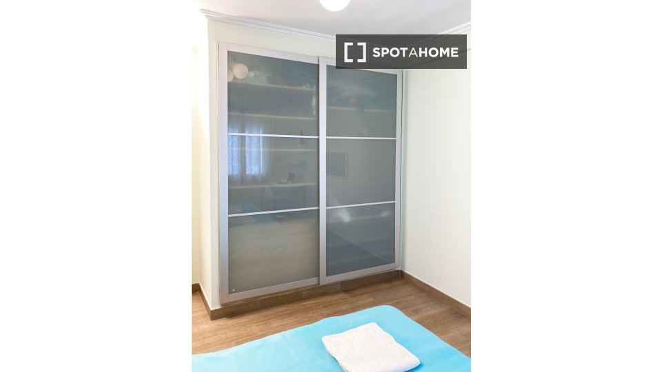 Double room Madrid, 3 beds, 9m² — photo 9