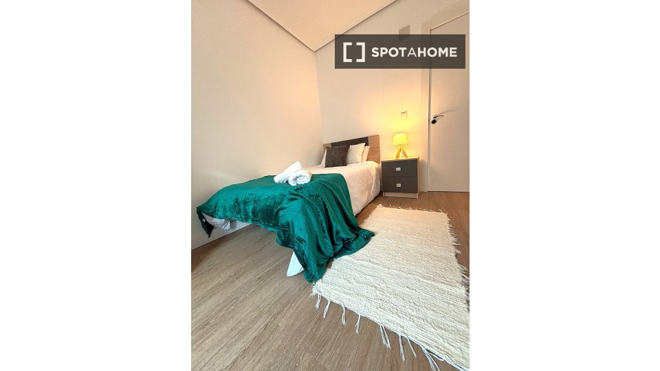 Double room Madrid, 7 beds, 160m² — photo 44