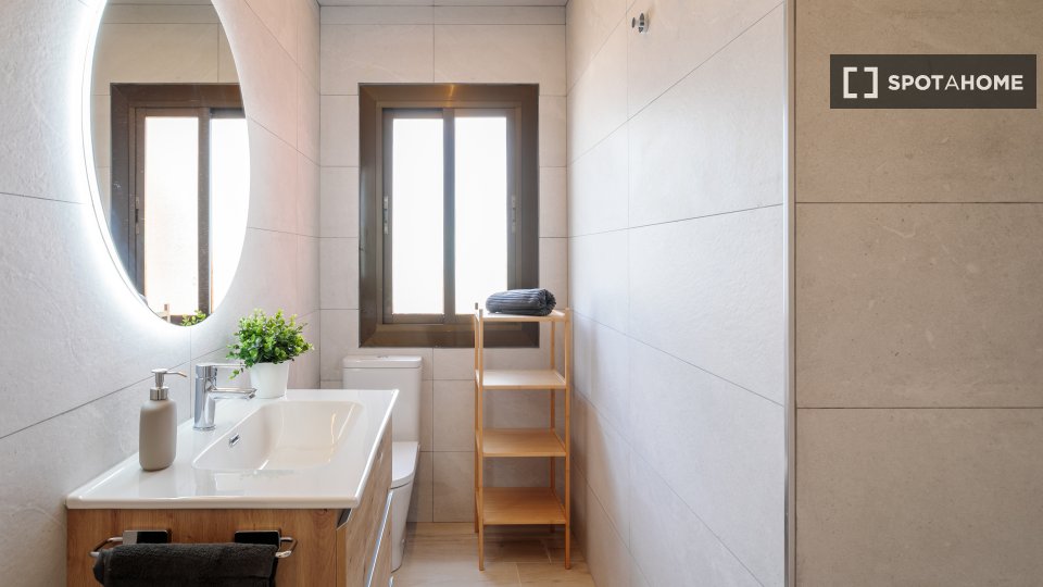 Double room Alicante, 5 beds, 104m² — photo 3
