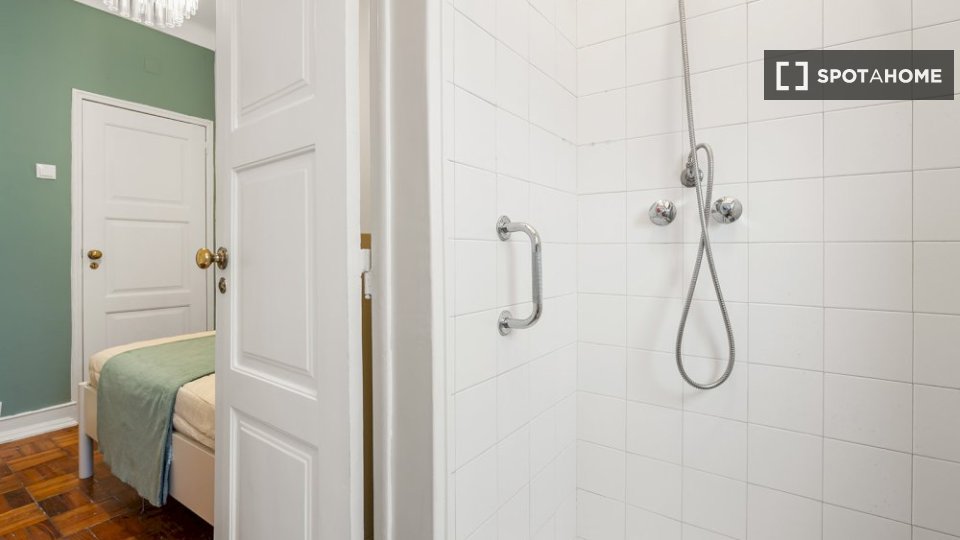 Double room Lisbon, 5 beds — photo 14